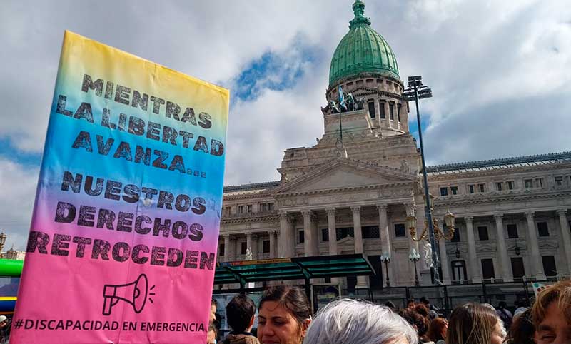 Mientras sigue el debate puertas adentro, jubilados y familiares de personas con discapacidad movilizaron al Congreso