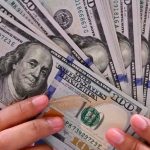 El dólar oficial trepó hasta los $1.360 y se desplomaron las acciones argentinas en Wall Street