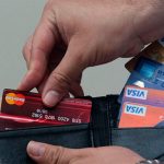 Con salarios pisados, la morosidad en los pagos con tarjeta de crédito y préstamos personales sigue en ascenso