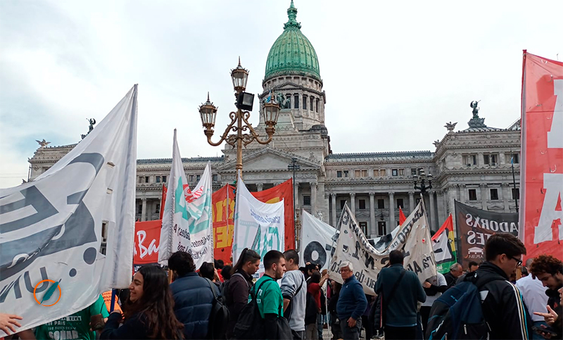 Jubilados, universitarios y médicos del Garrahan movilizaron al Congreso contra los vetos de Milei