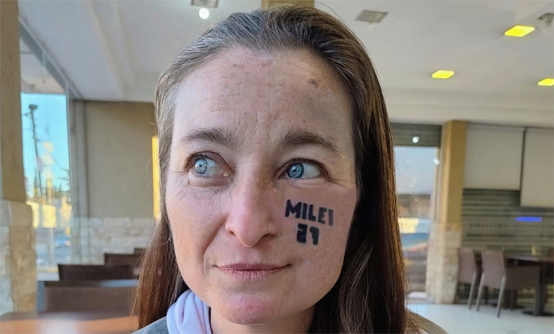 Una candidata de La Libertad Avanza se tatuó “Milei 27” en la cara