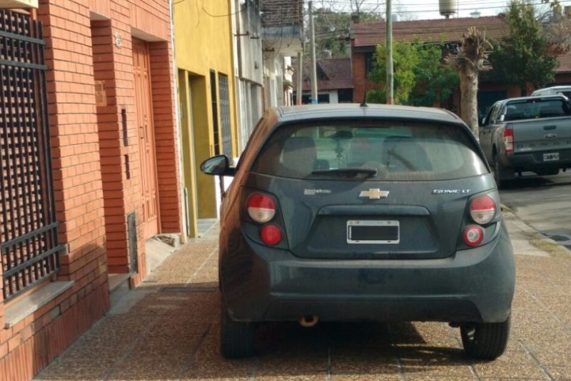 La mala costumbre de estacionar en la vereda: en lo que va del año, ya se sancionaron más de 14.000 infractores