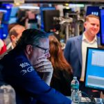 Mientras el riesgo país se dispara a 850 puntos, el dólar oficial cayó a último momento