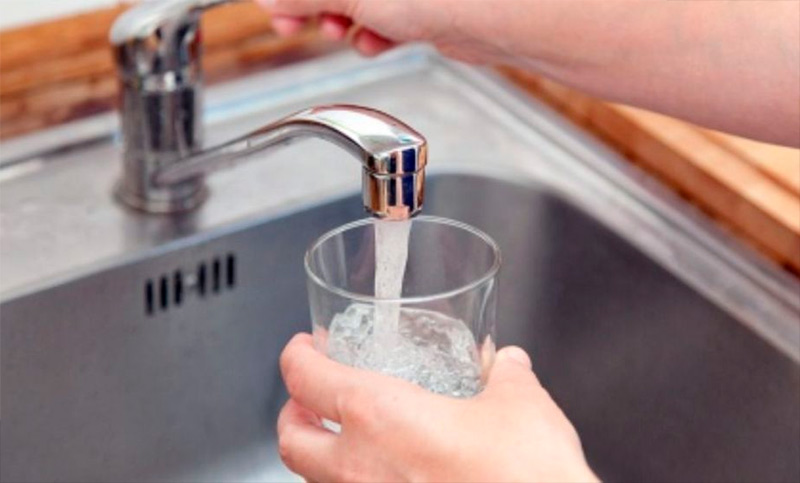 ¿Pueden cortarte el agua por falta de pago?: una cautelar en Buenos Aires puso un freno al DNU que lo permitía