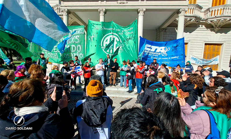 «Contra la mercantilización de la salud», Ate Rosario se manifestó a las puertas del Iapos