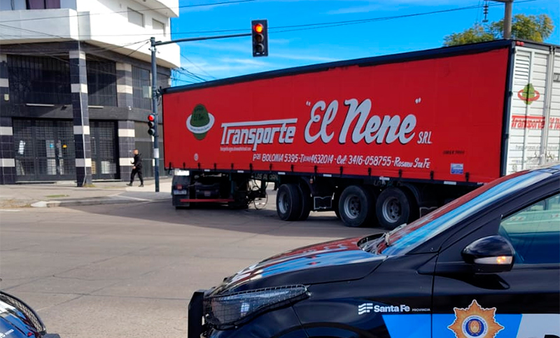 Siniestro vial en zona sur: un camión chocó a un ciclista en Oroño y Avenida del Rosario
