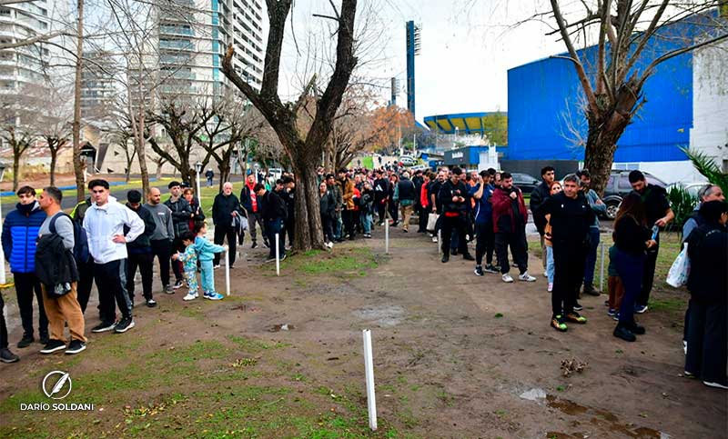 Largas colas y quejas en la venta de entradas para Independiente: «Dicen que no hay papel»