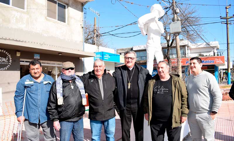 Monseñor Martín visitó la Cooperativa Portuaria de Puerto San Martín y bendijo el Monumento a los Estibadores