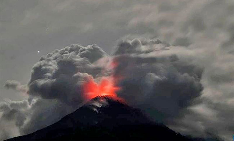 Indonesia: el volcán Lewotobi entró en erupción y activa la máxima alerta aérea