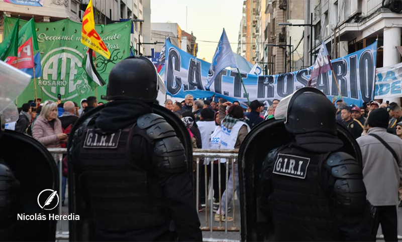 “Milei, persona no grata”: organizaciones sociales, sindicales y políticas repudiaron la visita del presidente a Rosario