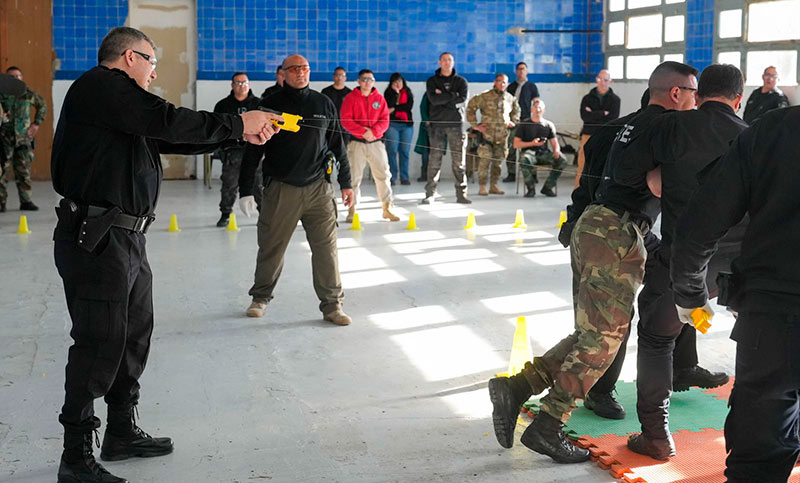 Empieza la capacitación a instructores para el uso de armas eléctricas: las Taser comenzarían a usarse en septiembre