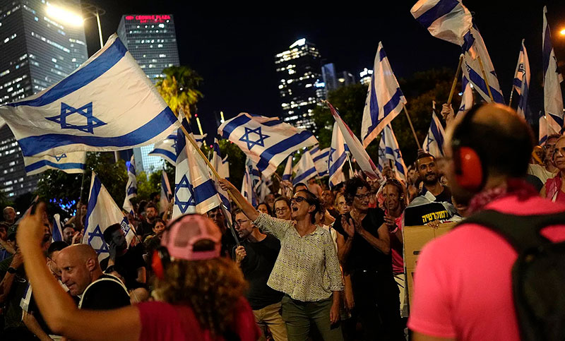 Israel: mientras siguen los bombardeos en Gaza, miles de personas protestan contra la guerra y piden liberar a los rehenes