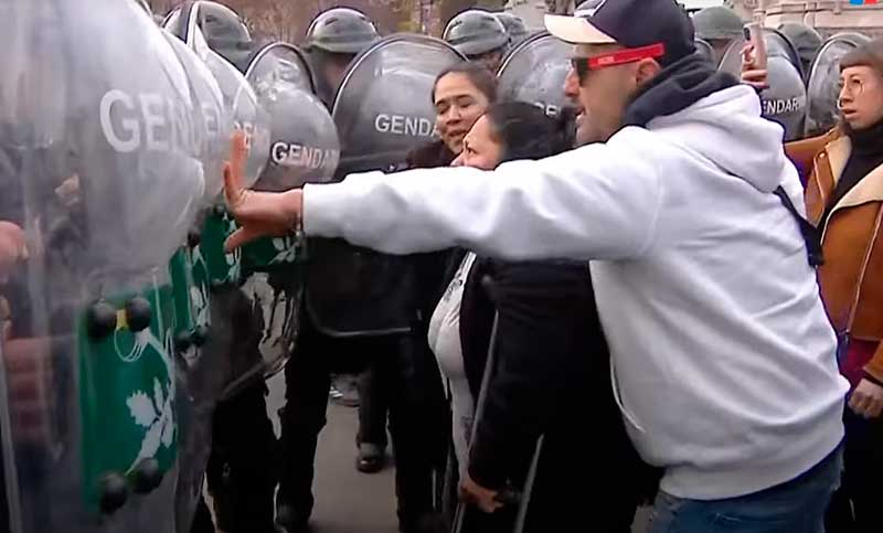 Marcha en Buenos Aires contra el veto: quisieron reprimir pero los manifestantes lograron echar a las fuerzas de seguridad