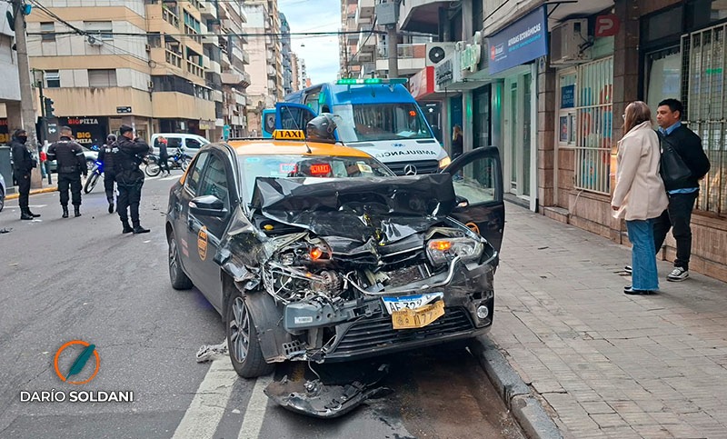 Choque de taxi en pleno centro rosarino: calles cortadas y demoras en la zona