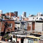 En más de la mitad de los hogares de barrios populares de Argentina se vive en condiciones de hacinamiento