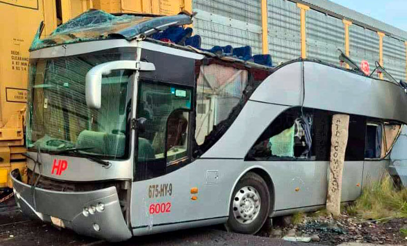 Tragedia en México: ocho muertos y 45 heridos al embestir un tren a un colectivo