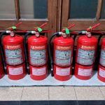 Ingresó a un edificio con una llave magnética y fue sorprendido robando seis matafuego