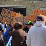 No fue bienvenido: discurso breve, protestas e insultos y escasa concurrencia, las postales del viaje relámpago de Milei por Ushuaia