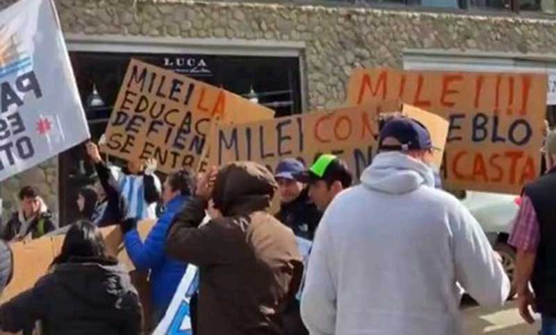 No fue bienvenido: discurso breve, protestas e insultos y escasa concurrencia, las postales del viaje relámpago de Milei por Ushuaia