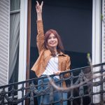 Cristina Kirchner salió al balcón y saludó a la multitud que se movilizó para respaldarla, a 100 días de su detención