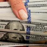 El dólar oficial arrancó septiembre en alza: subió $25 y cerró el lunes en $1.385