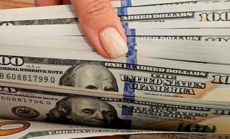 El dólar oficial arrancó septiembre en alza: subió $25 y cerró el lunes en $1.385