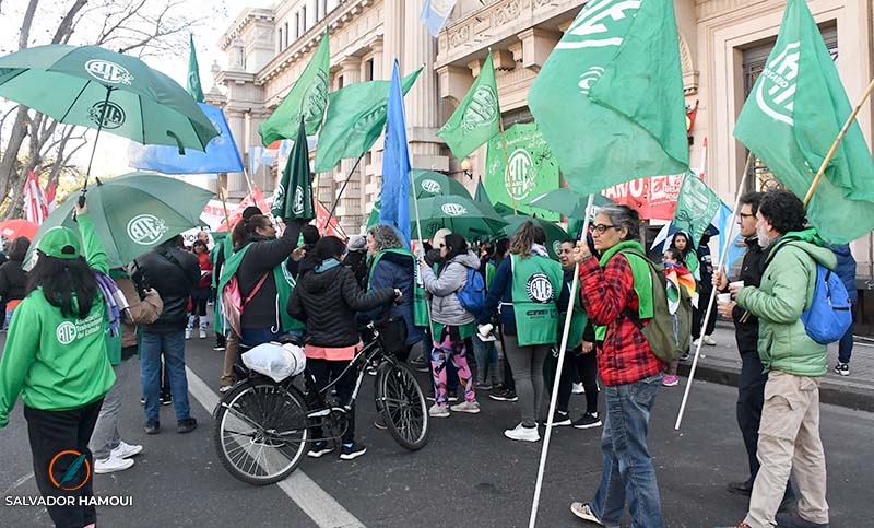 Estatales provinciales exigen la reapertura de paritarias ante los crecientes reclamos salariales