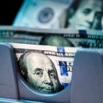 El dólar oficial cerró a $1.380, el riesgo país rozó los 900 puntos y se desplomaron las acciones argentinas