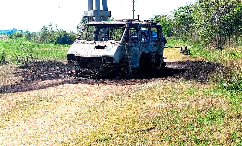 Hallan una camioneta quemada con restos humanos en un camino rural cerca de Santa Fe