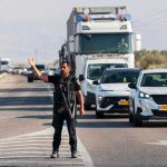 Israel mata a 14 palestinos en otro ataque este viernes y cierra el paso de evacuación desde la ciudad de Gaza