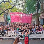 Rosario se movilizó en defensa de la educación pública, la ciencia y contra los vetos de Milei