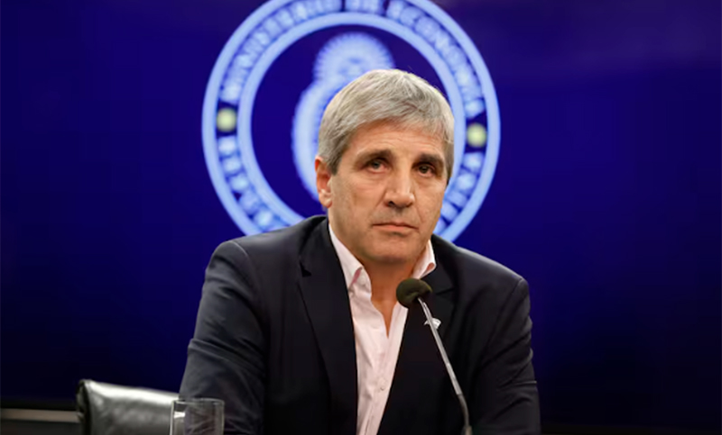 Caputo, ausente de la primera reunión del Gobierno post cimbronazo electoral: será parte de un encuentro con el BID