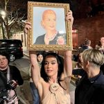 Cruce icónico: en su visita a Argentina, Katy Perry posó con un cuadro de Eva Perón