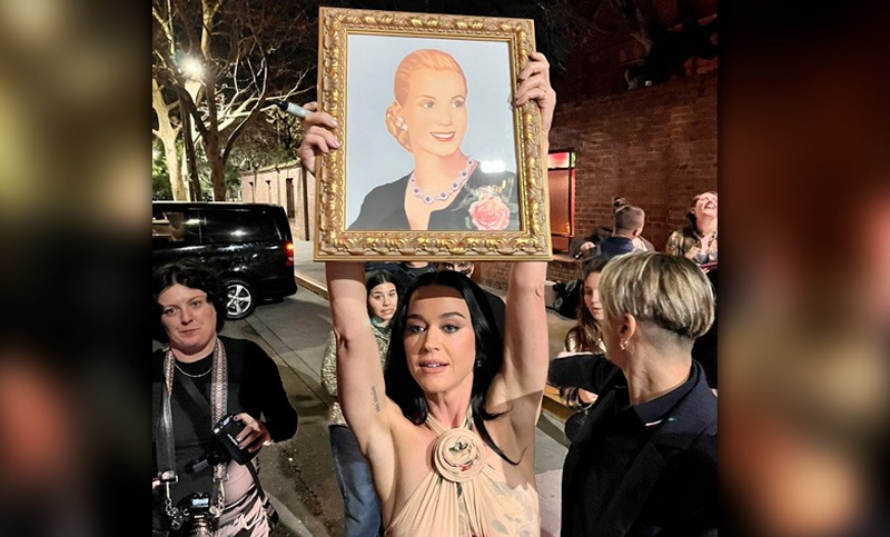 Cruce icónico: en su visita a Argentina, Katy Perry posó con un cuadro de Eva Perón