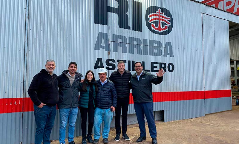 Industria local: botaron en el puerto de Reconquista una barcaza del astillero local Río Arriba