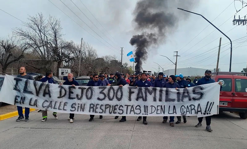 Tras los 300 despidos, trabajadores de ILVA cortan los accesos al Parque Industrial Pilar