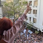Cristina Kirchner celebró desde el balcón el rechazo a los vetos de Milei