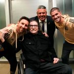 El abrazo entre dos cracks: Charly García y Leo Messi se encontraron tras la victoria de Argentina