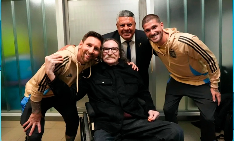 El abrazo entre dos cracks: Charly García y Leo Messi se encontraron tras la victoria de Argentina