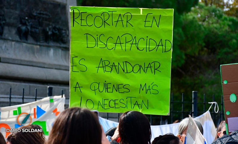 Emergencia en Discapacidad: referentes denuncian que promulgar la ley y suspender su aplicación es «una burla»