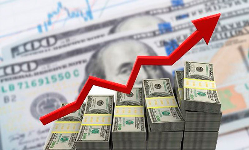 Se desbandó: el dólar tocó el techo de flotación, llegó a $1.474 y el riesgo país acompaña el alza