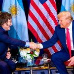 Milei se reúne con Trump en busca de un préstamo para afrontar deudas tras la fuga de dólares