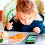 Malnutrición oculta y bienestar digital: ¿cómo se relaciona el uso excesivo de pantallas con el déficit de nutrientes?