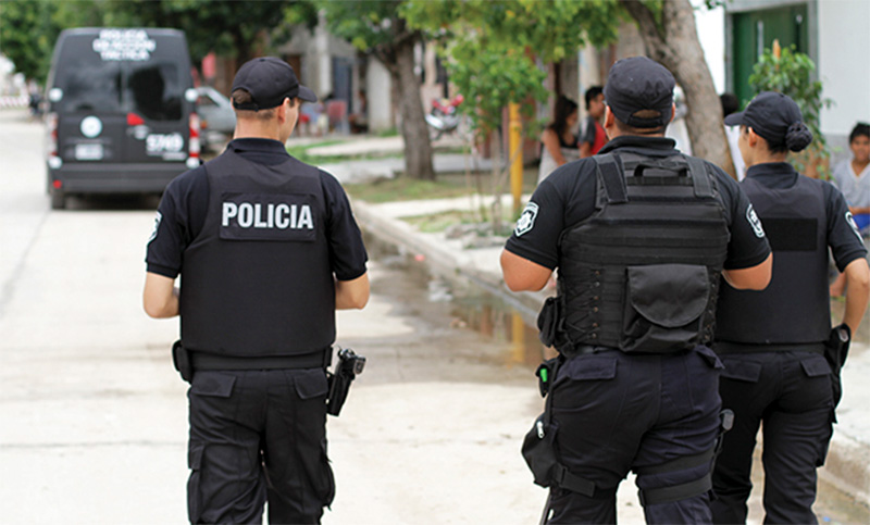 Se peleó con su vecino, disparó al piso para asustarlo, pero el tiro rebotó y lo hirió de gravedad