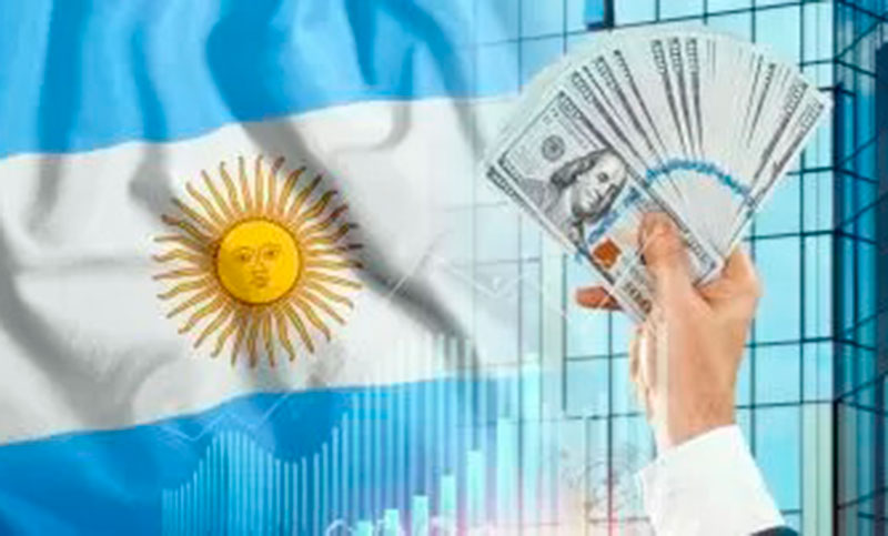 En medio de la tensión preelectoral, el riesgo país rayó los 900 puntos, mientras el dólar estuvo contenido
