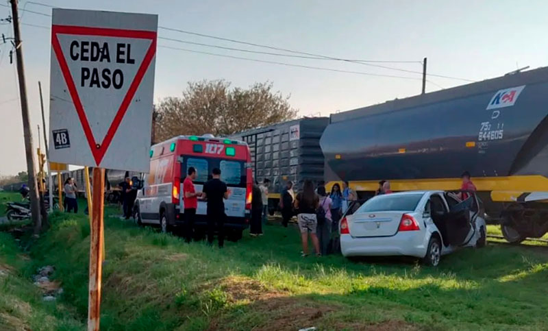 San Lorenzo: un muerto tras un trágico accidente entre un auto y un tren de carga
