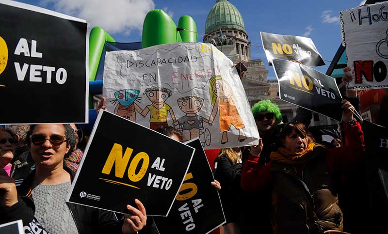 El Senado debate el veto a la Emergencia en Discapacidad, mientras organizaciones del sector se manifiestan fuera del Congreso