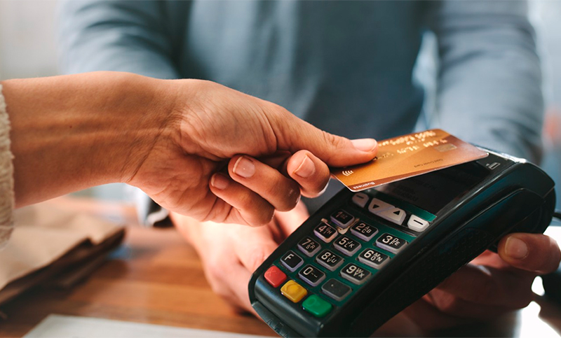 Las altas tasas complican el pago de tarjetas de crédito: hay alarma por la cantidad de morosos