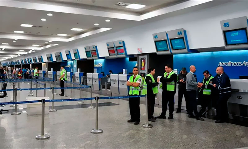 Pilotos de Aerolíneas Argentinas reclaman por salarios y ascensos a través de asambleas informativas en Aeroparque