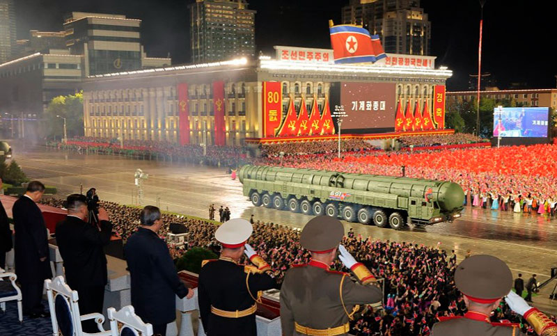 Corea del Norte ostentó su misil «más poderoso» en un desfile militar